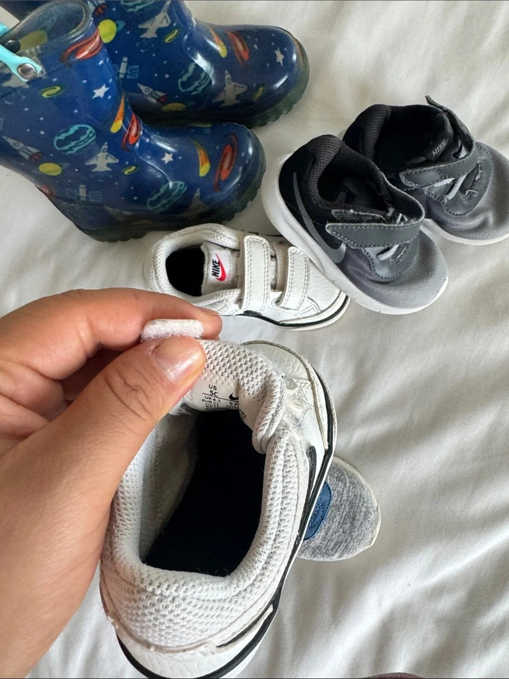 Bundle 4 pairs toddler boy sneakers Velcro straps / boots Nike,carters, size 5T